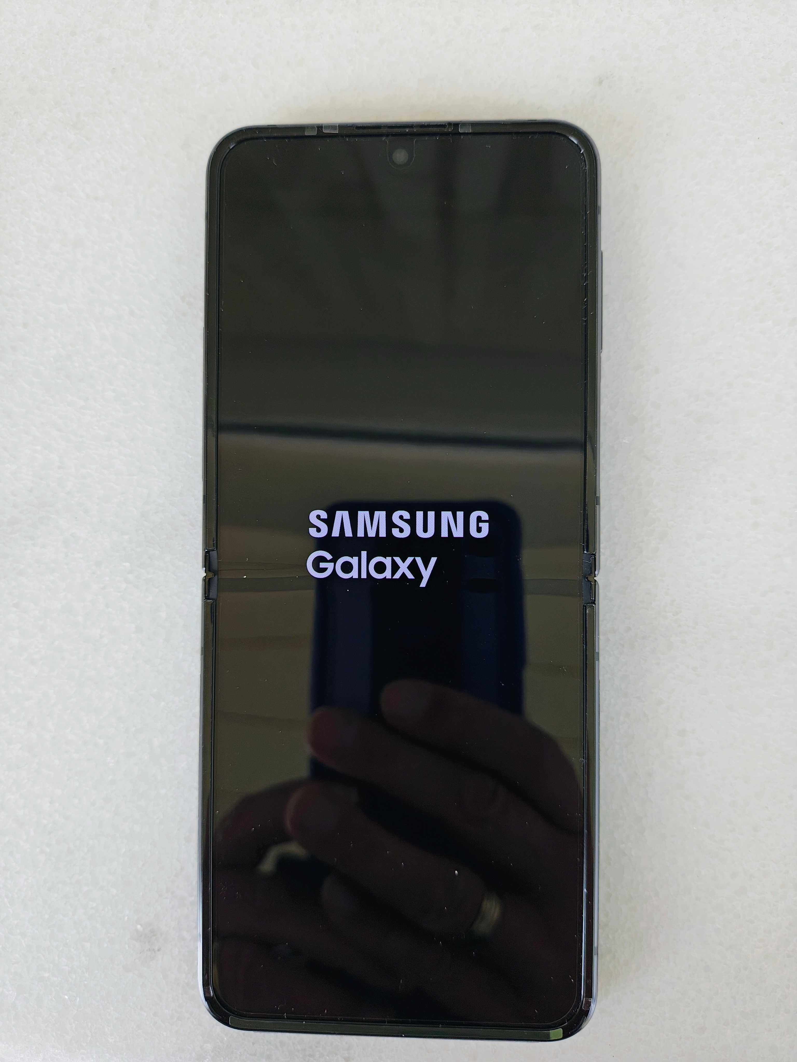 Продавам смартфон Samsung Galaxy Flip4