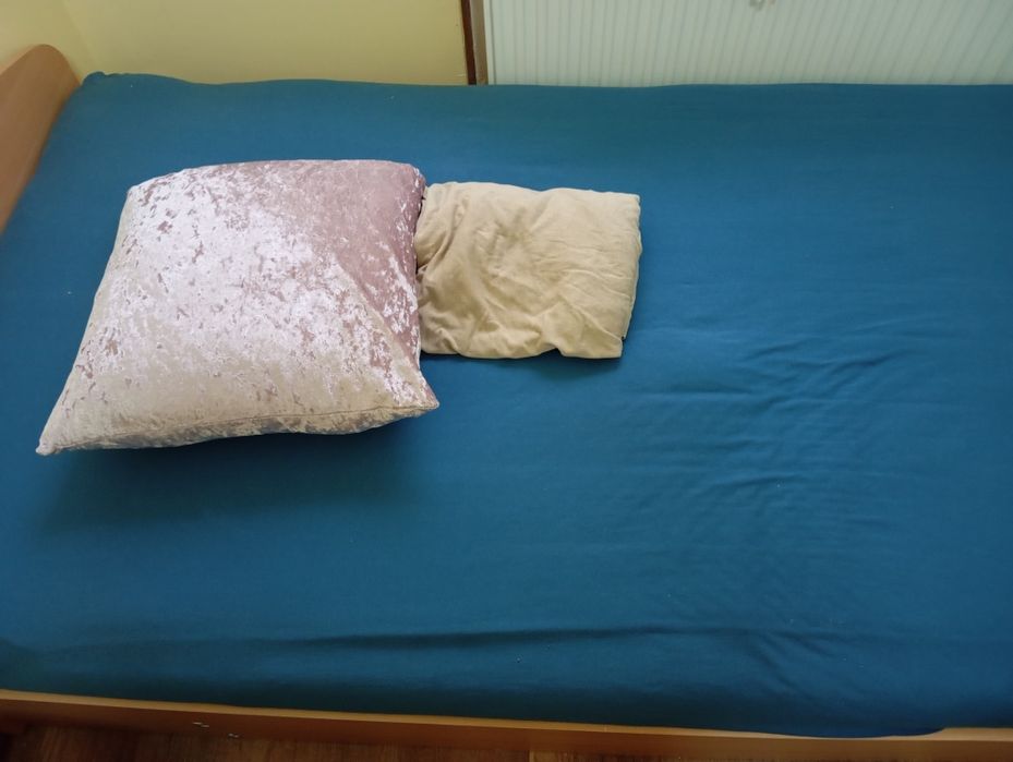 Vând ramă pat cu tot cu saltea