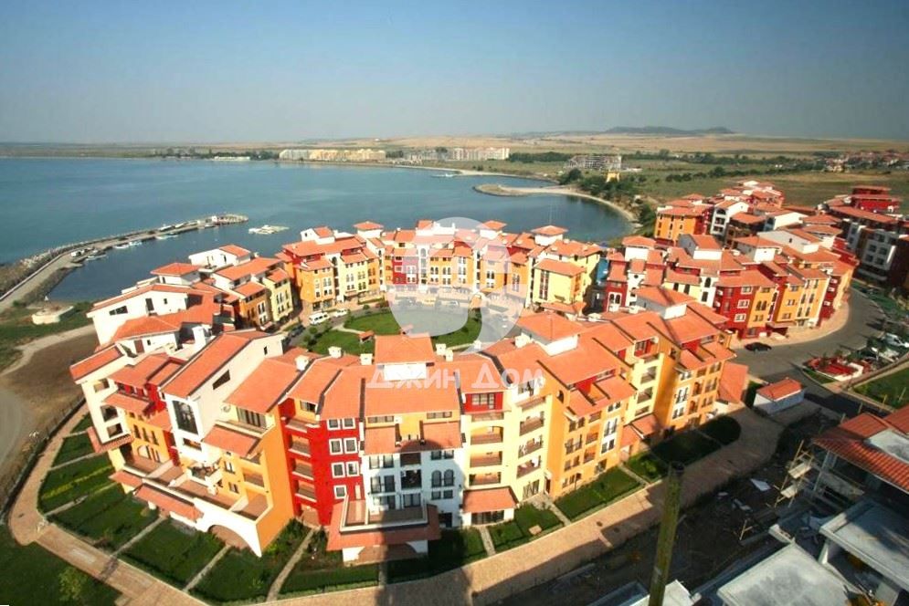 Просторен тристаен апартамент с ГЛЕДКА МОРЕ в Марина Kейп, Ахелой
