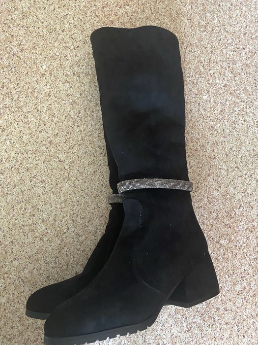 Срочно  новые  зимние  сапоги продам