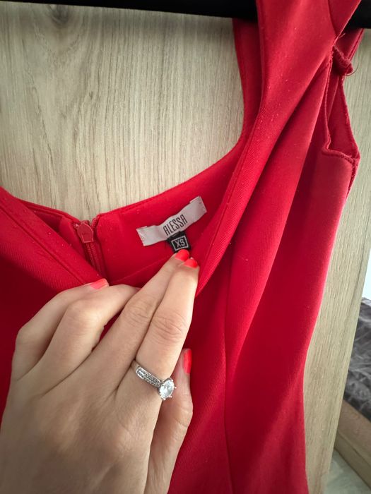 Alessa стилна червена рокля