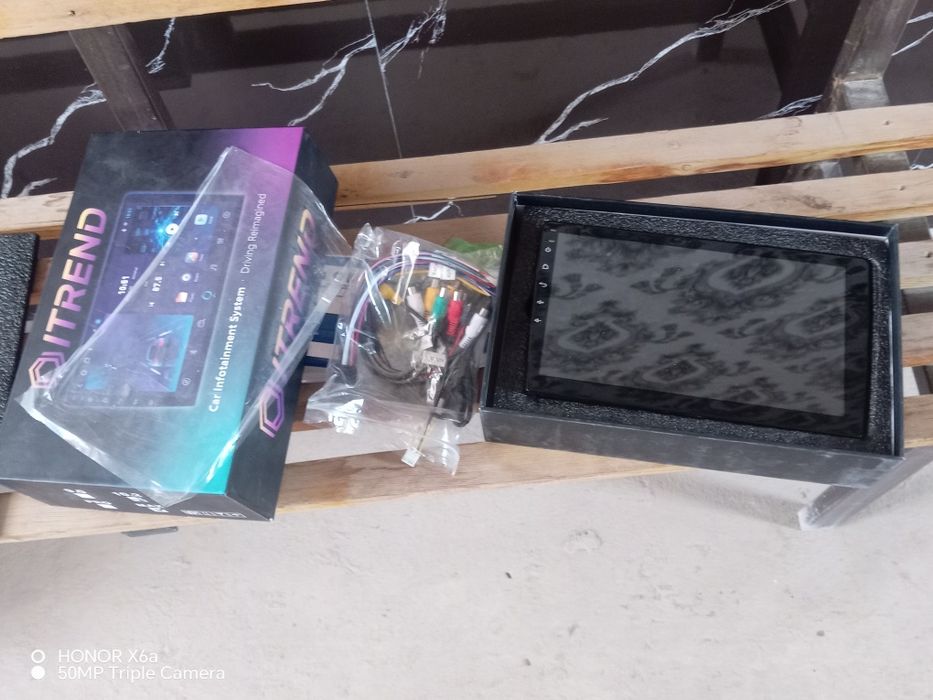 10 dyumli manitor yangi