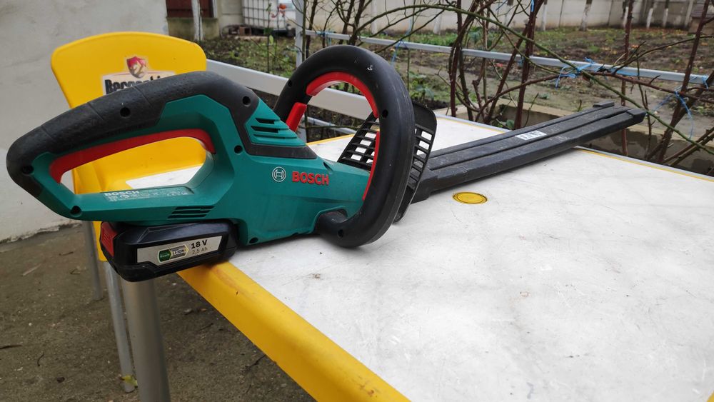Foarfeca gard viu benzina Atika HB 60 N si Bosch AHS 55-20 LI