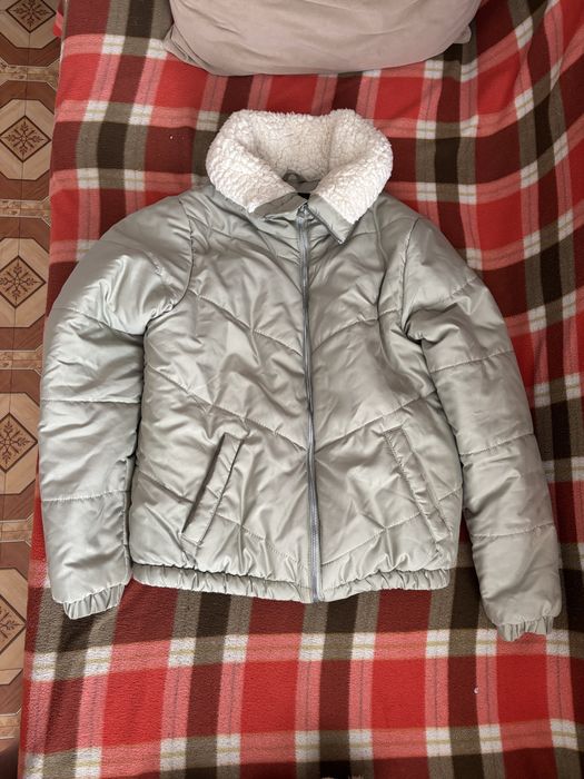 Продам женскую демисезонную куртку
