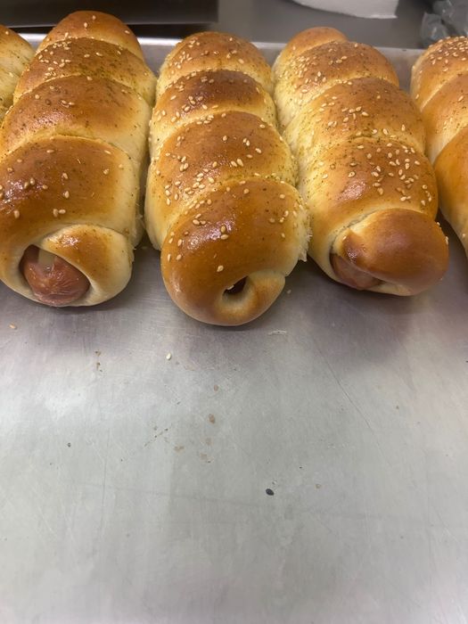 Производство и доставка на прясно изпечени закуски и баници
