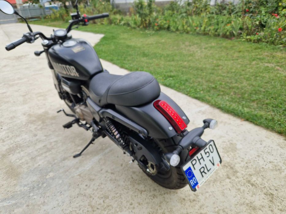 Vând motocicleta QJmotor 300 cc A2