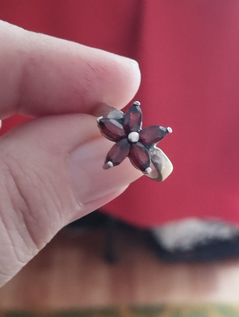 Inel din argint floare cu pietre naturale granate