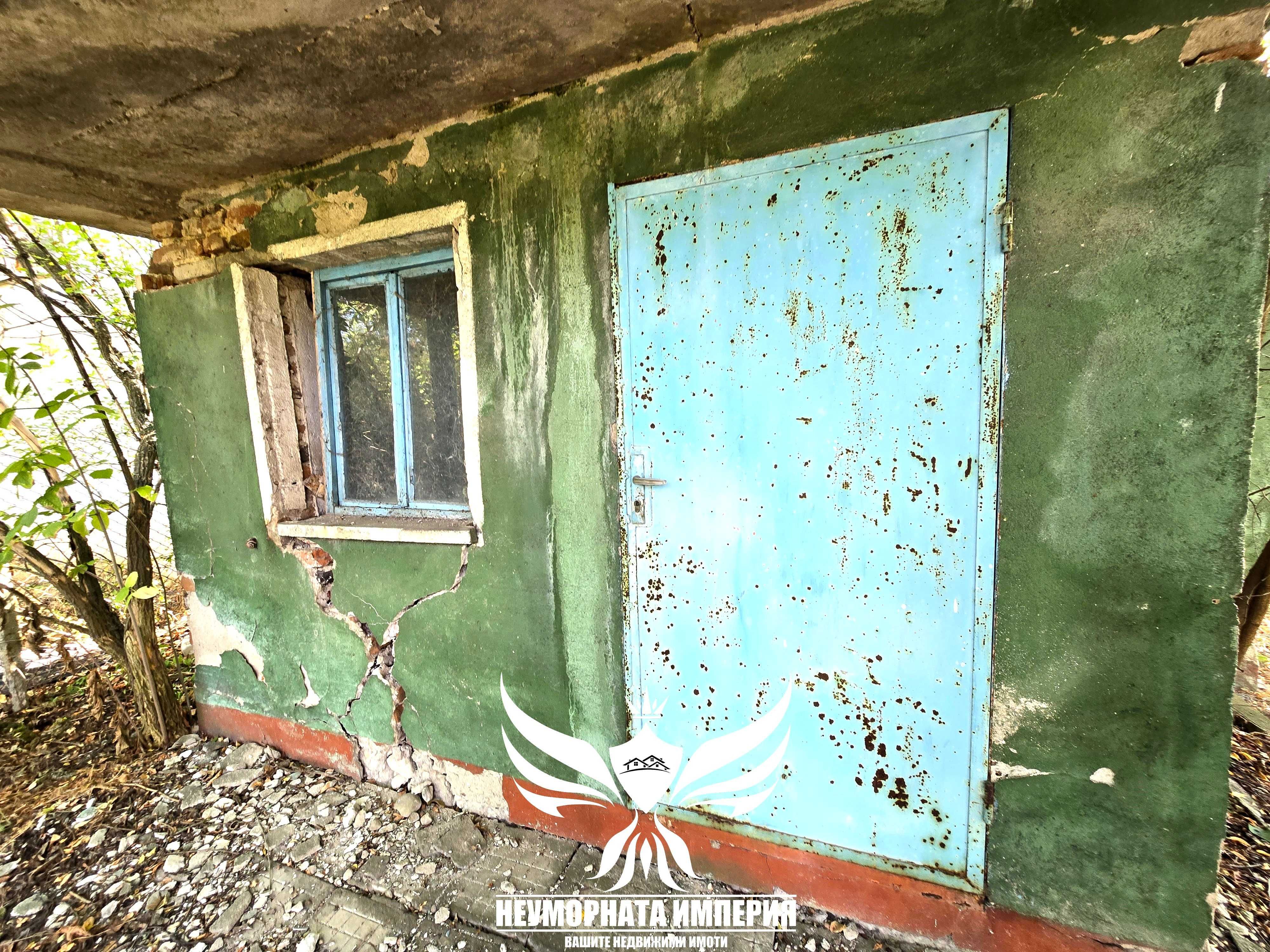 Продавам парцел УПИ с постройки 23кв.м. с 993кв двор село Ахматово