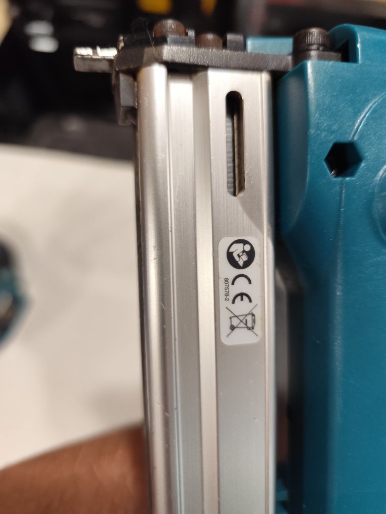 Акумулаторен такер за скоби Макита Makita DST221 18V