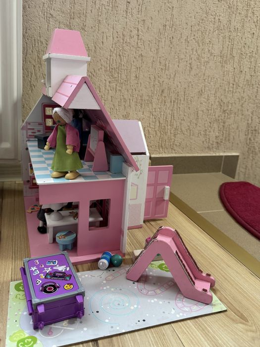 Casuta din lemn cu multe accesorii