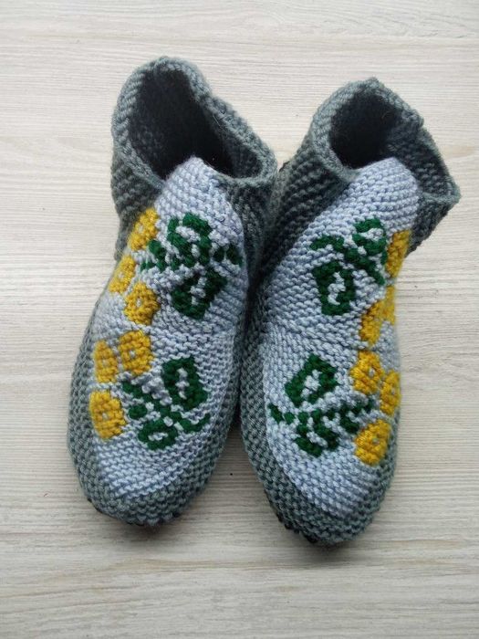 Тапочки вязанные, тёплые.