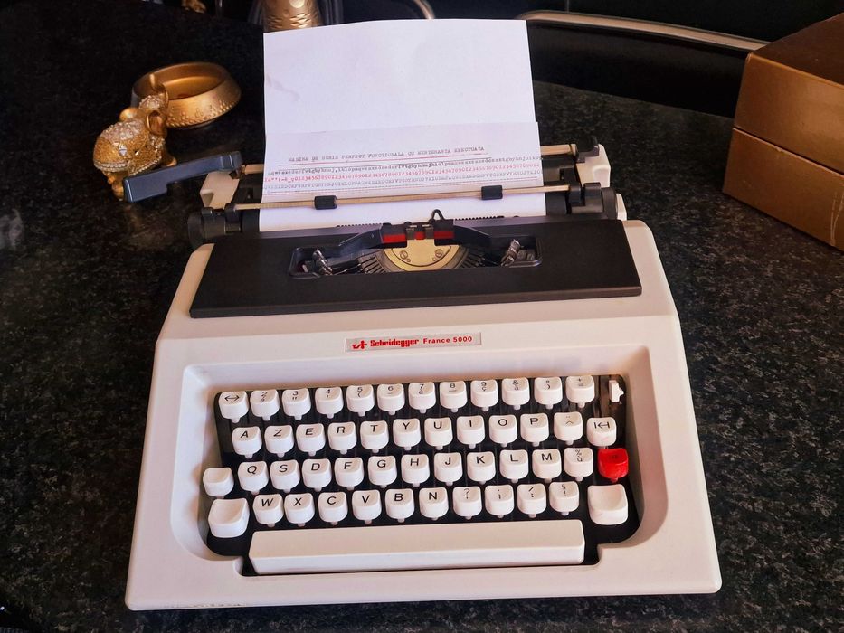 Masina de scris perfecta, cadoul retro potrivit