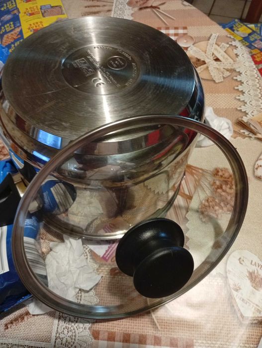 Продавам  комплект две тенжери 6/3 литра