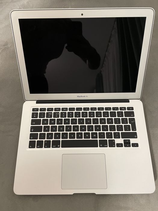 MacBook Air 13” i5, 8GB, 256GB SSD – Baterie bună, încărcător