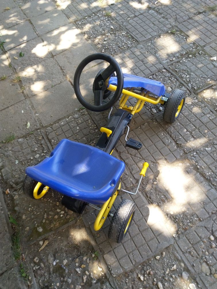 Детска кола със педали