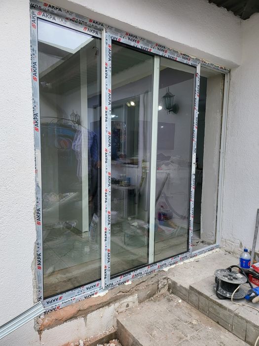 Uși glisante din aluminiu cu geam termopan de 22