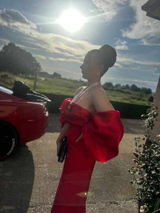 Дълга червена рокля