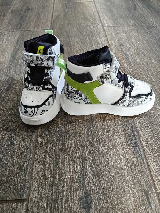 Продавам детски кецове