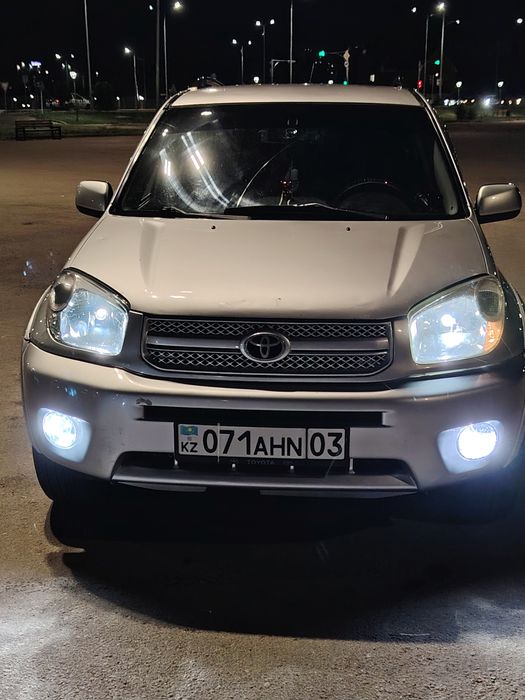 Тайота Раф 4 2005 год