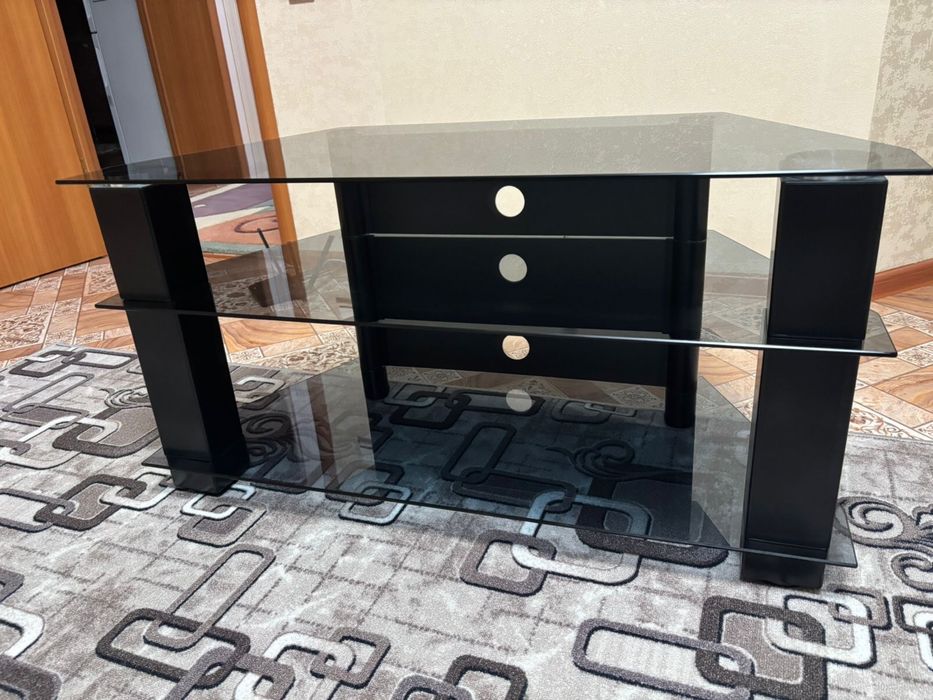 Стеклянная тумба под тв