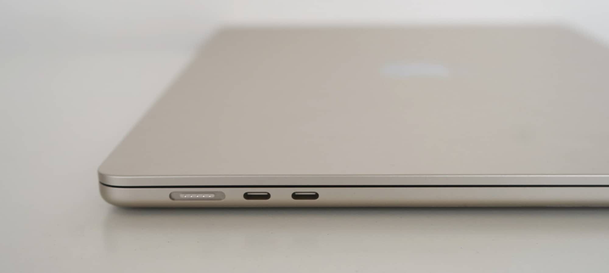 MacBook Air 15” M2 256 GB Starlight + Apple Magic Mouse 3 White