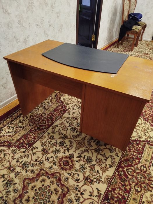 Письменный стол из масивного ЛДСП, Советский, в хорошем состоянии б/у