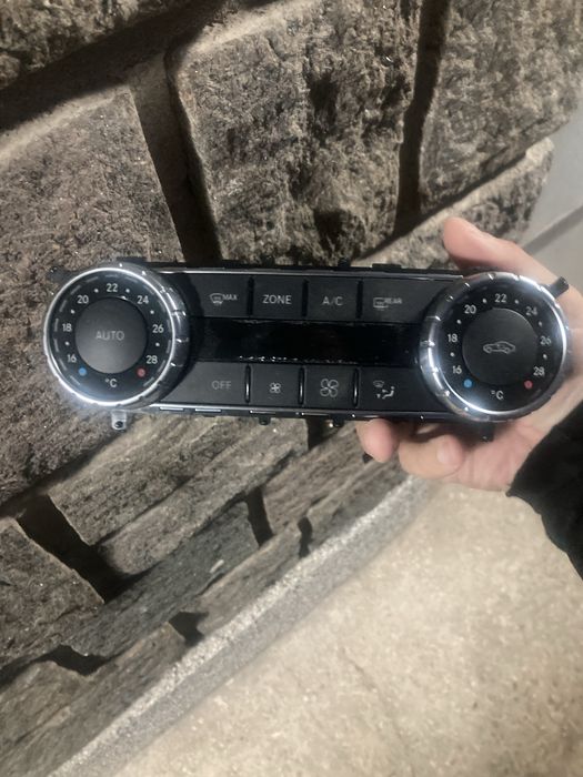 Продавам управление за климатроник за мерцедес w204