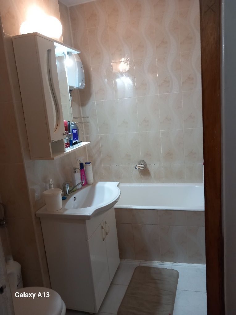 Închiriez apartament.
