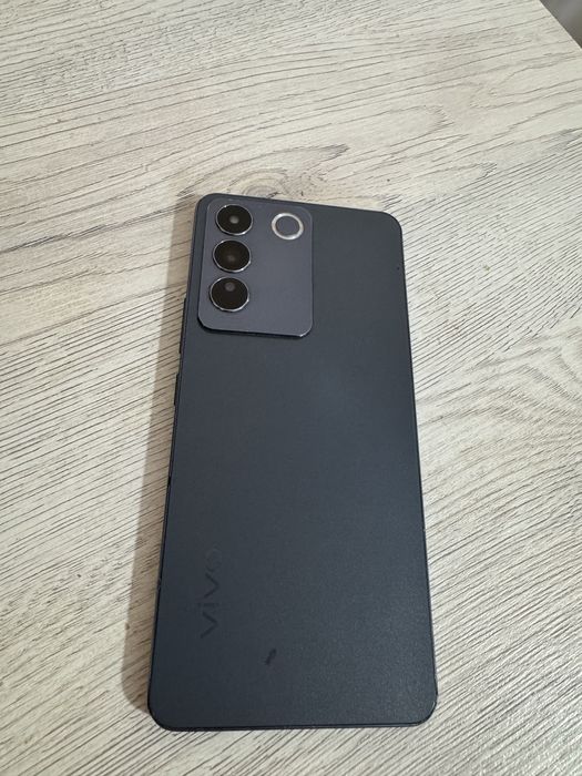 Ноутбук Lenova и Vivo V27е