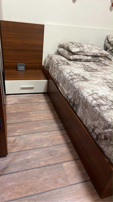 Спалня с матрак и шкафчета