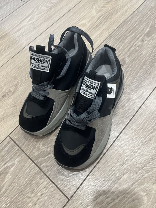 Кроссовки десткие на девочку новые р.35