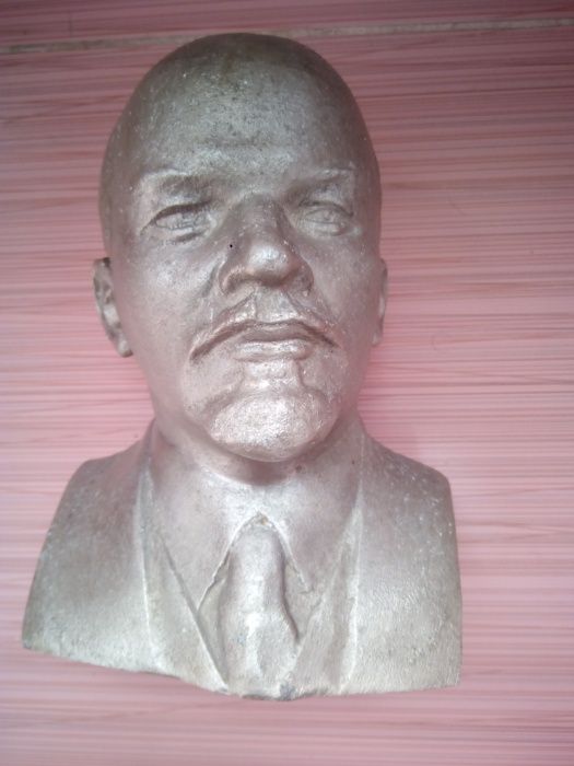 Алуминиев бюст на Ленин
