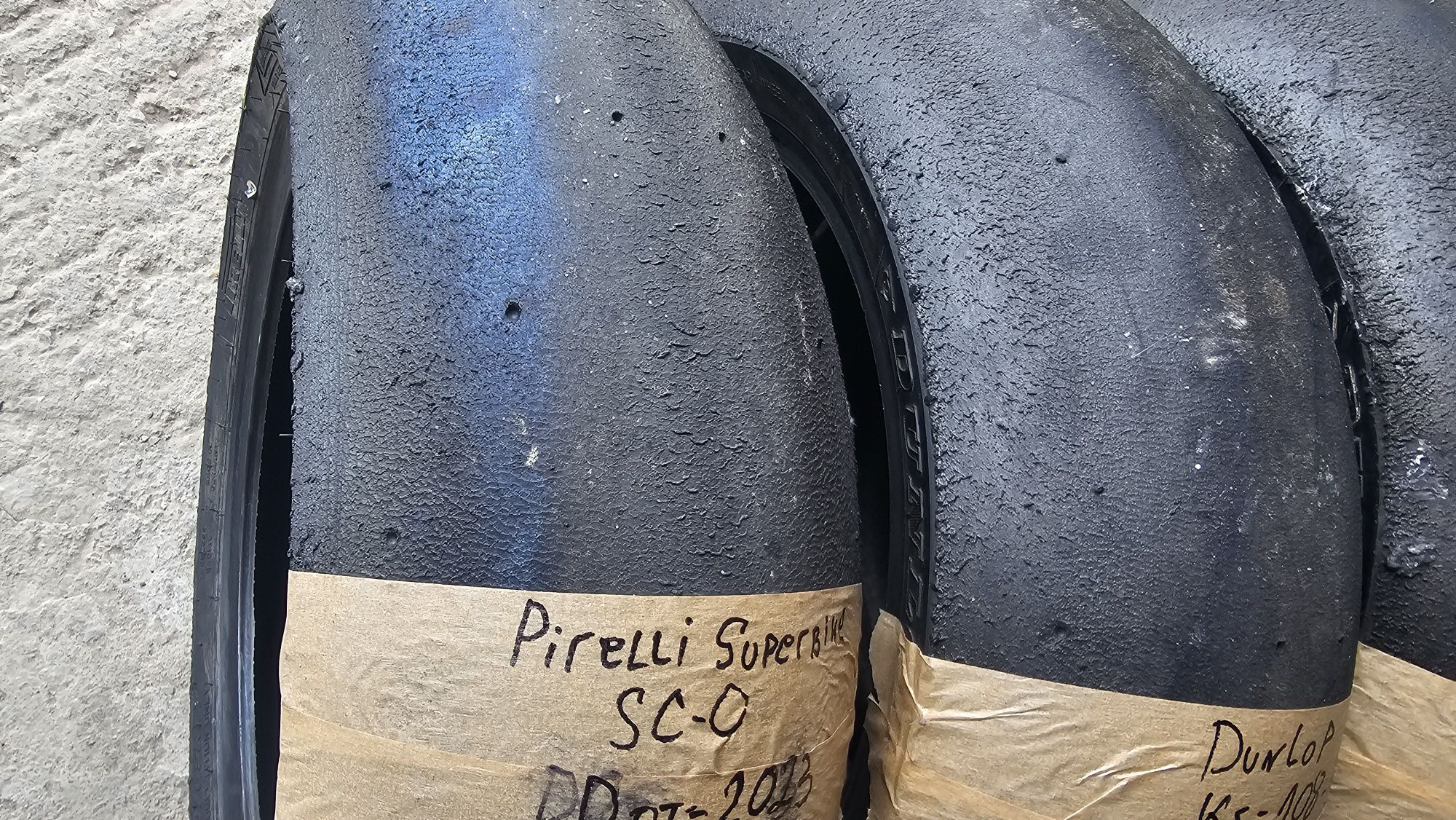 Мото гуми,сликове Dunlop kr и Pirelli superbike