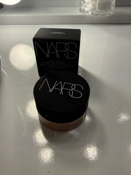 Продавам коректор на Nars чисто новв!!