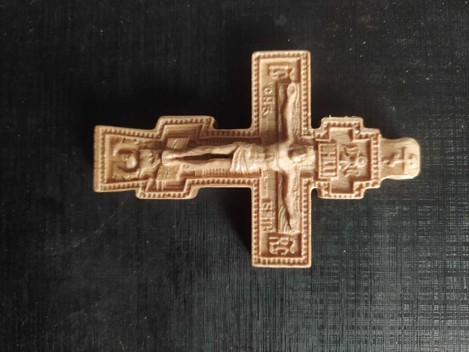 Cruci pectorale sculptate in lemn de fag Sau stejar