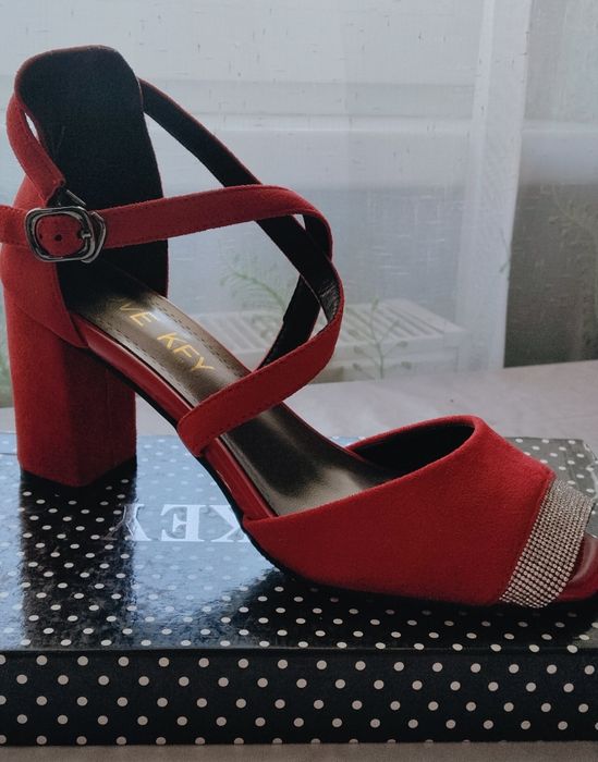 Темно-красные бархатные туфли