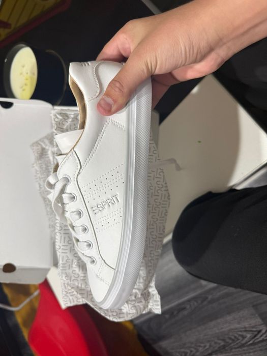 Adidași , detalii la telefon