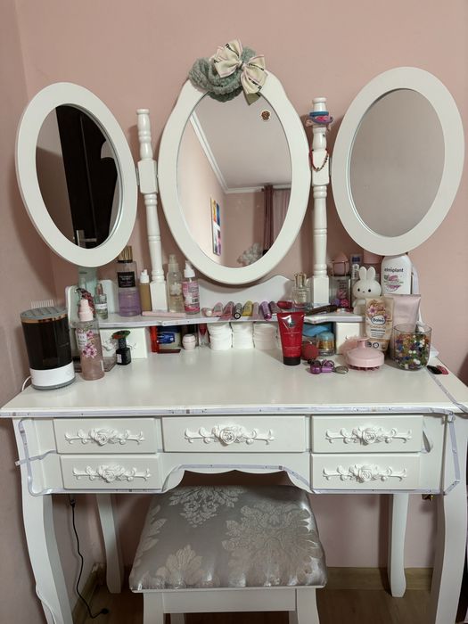 Masa de machiaj 500   si mobila de tineret  500