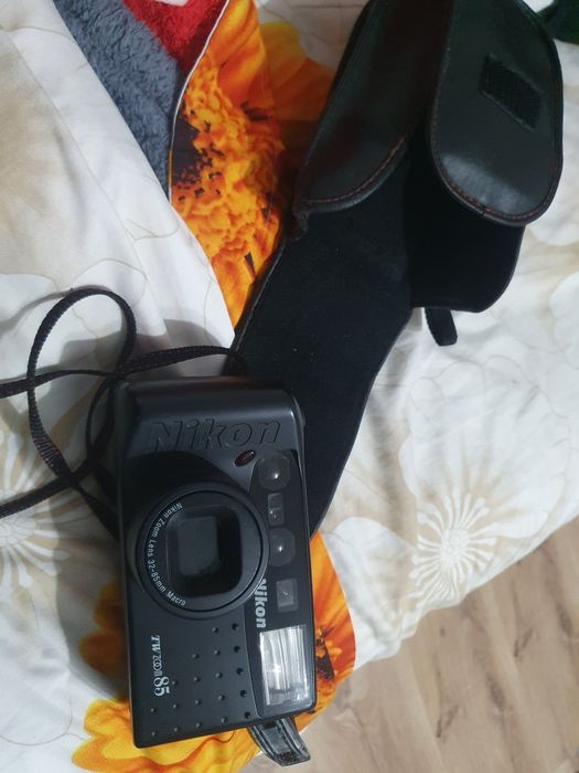 Aparat foto vechi Nikon și  keystone
