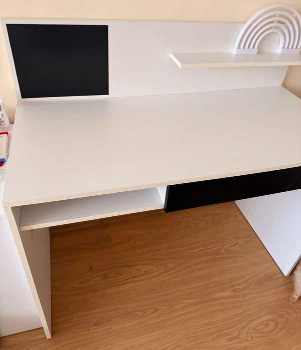 Продавам БЮРО-много запазено