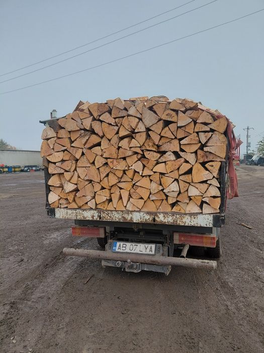 Vand lemn de foc fag detali in privat  taiate si crapate pe  dimesiuni
