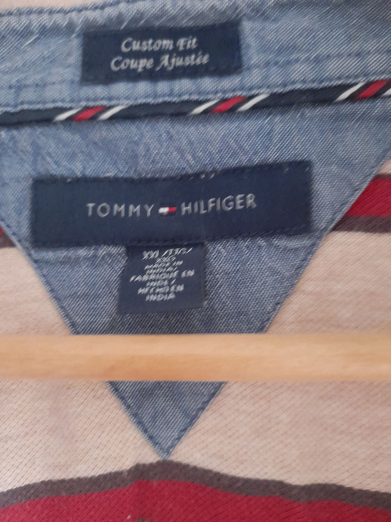 Tommy Hilfiger original, tricou barbati XXL, purtat dar în state bună.