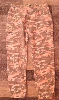 Pantaloni model militar