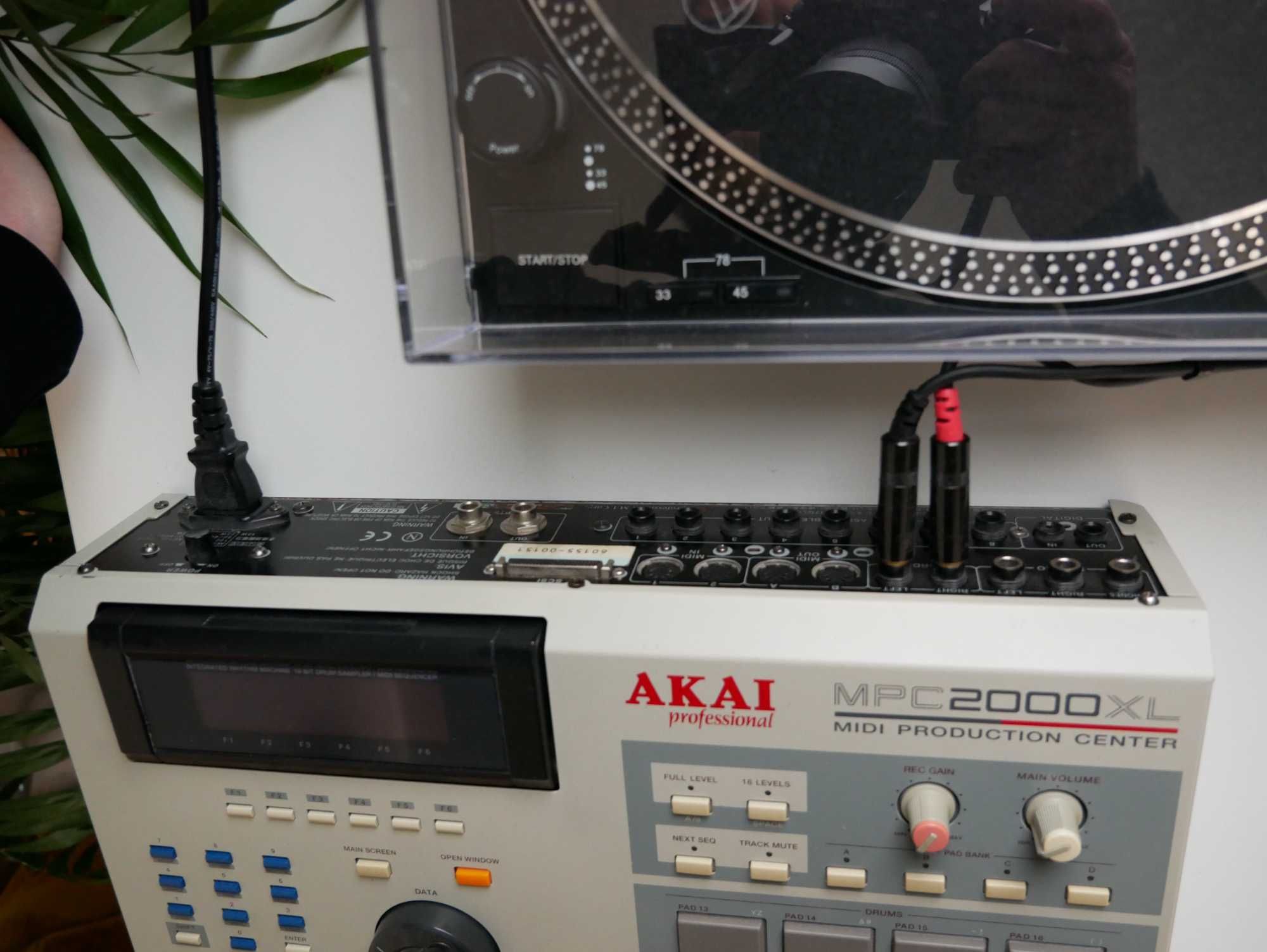 MPC 2000XL / 8 OUTS /MS / SD / SM / CF Drive / Drum Machine / Sampler