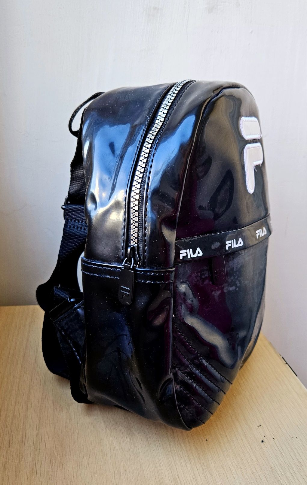 Лачена дамска раничка Fila/Фила