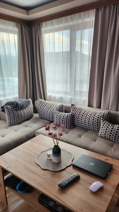 Разтегателен ъглов диван с лежанка +подлакътник мини етажерка