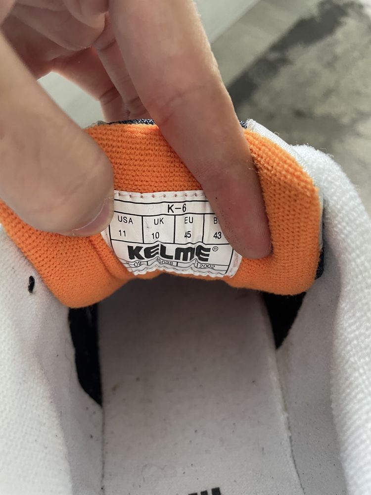 Обувки Kelme (британски)