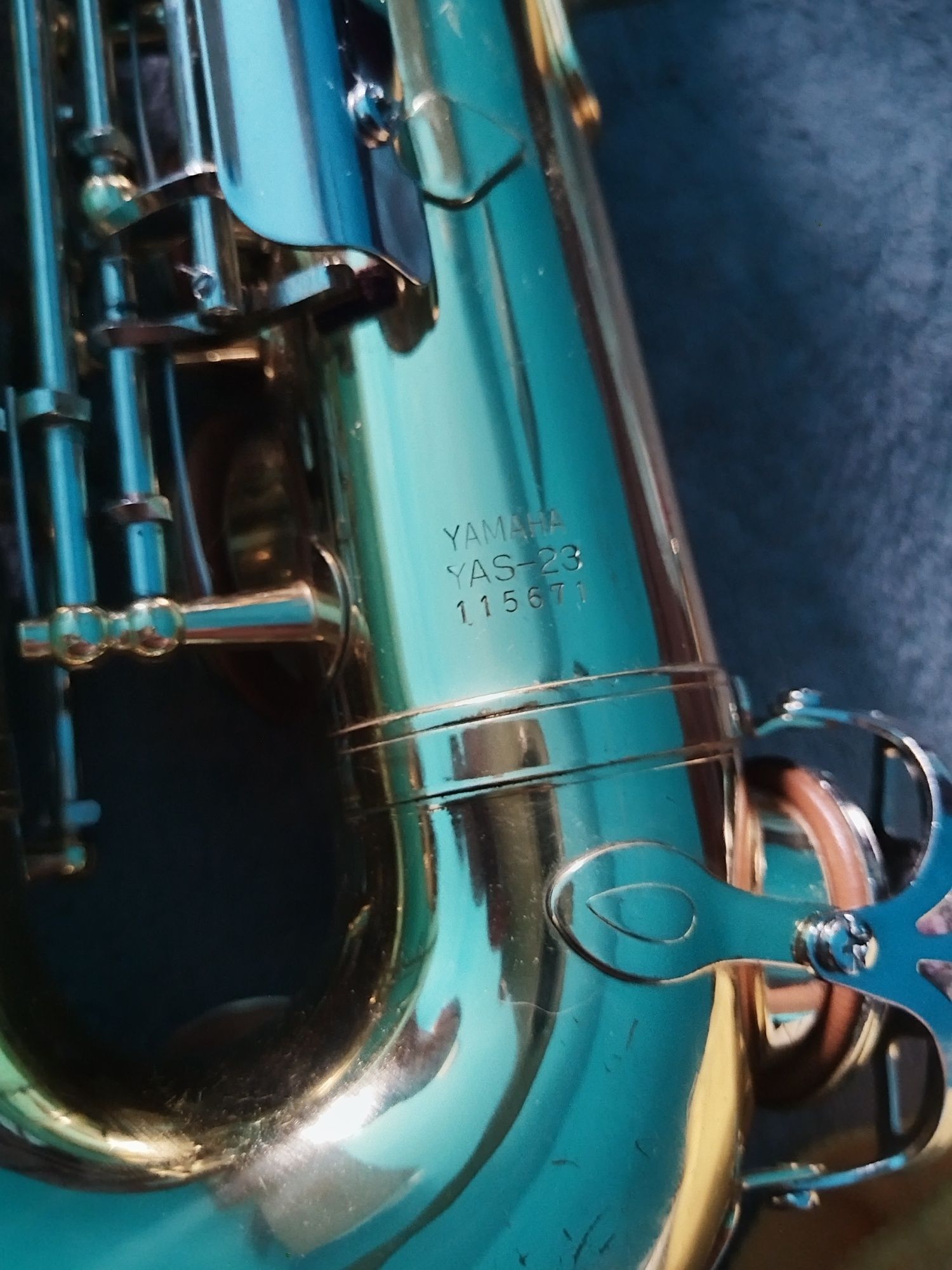 vând saxofon Yamaha yas 23