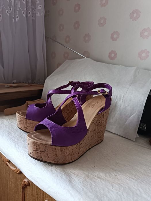 Продам кожаные босоножки