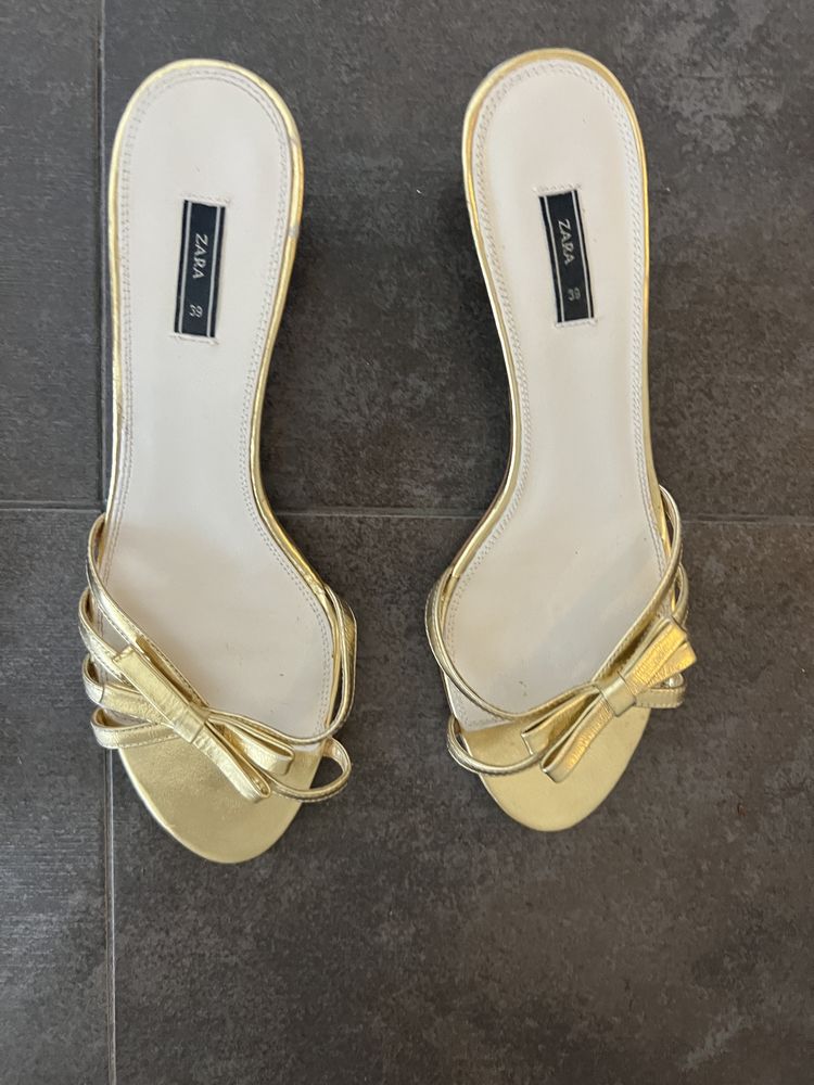 Златни чехли zara